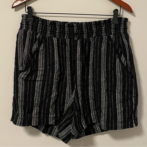 briggs Pants - Black Striped Pattern Shorts